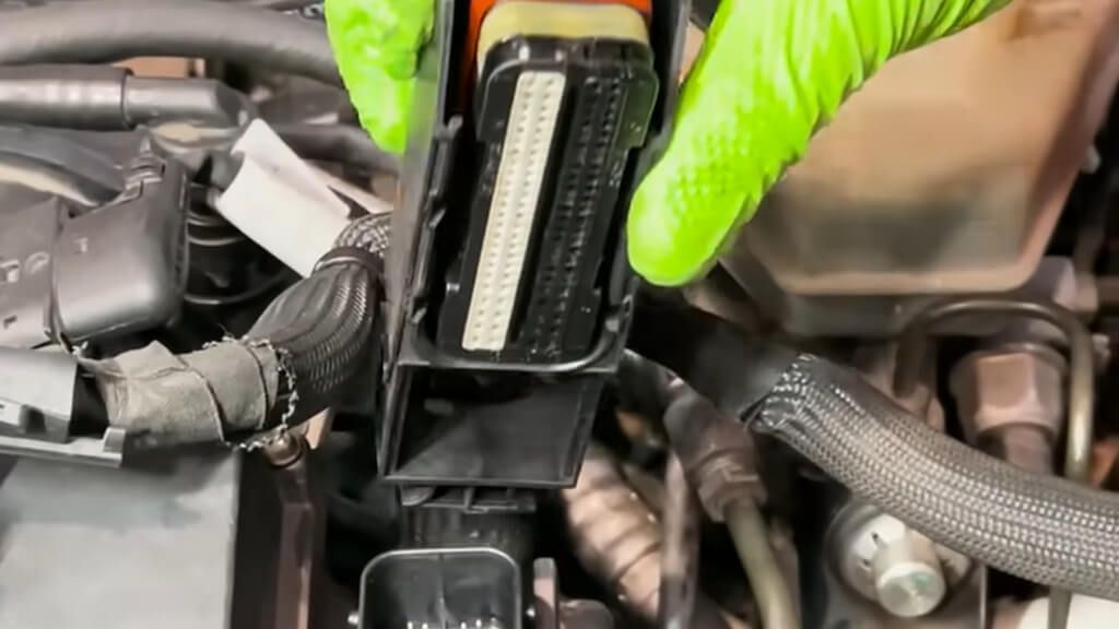  Ángel Gaitán muestra la centralita (captura vídeo Ángel Gaitán).