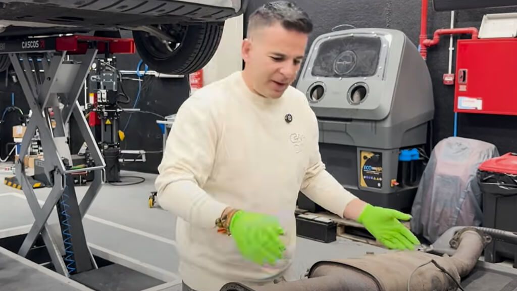 Ángel Gaitán señala el problema en un doble turbo de un Ford Edge (captura ángel Gaitán).