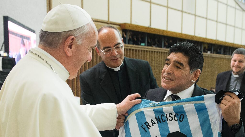  El Papa Francisco con Maradona (Cordon Press)
