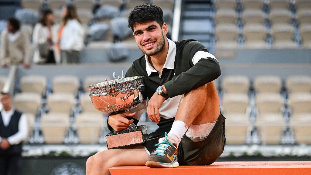 Carlos Alcaraz con el trofeo de Roland Garros (Cordon Press)