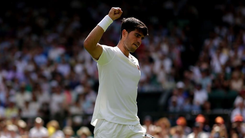 Carlos Alcaraz celebra un punto en Wimbledon