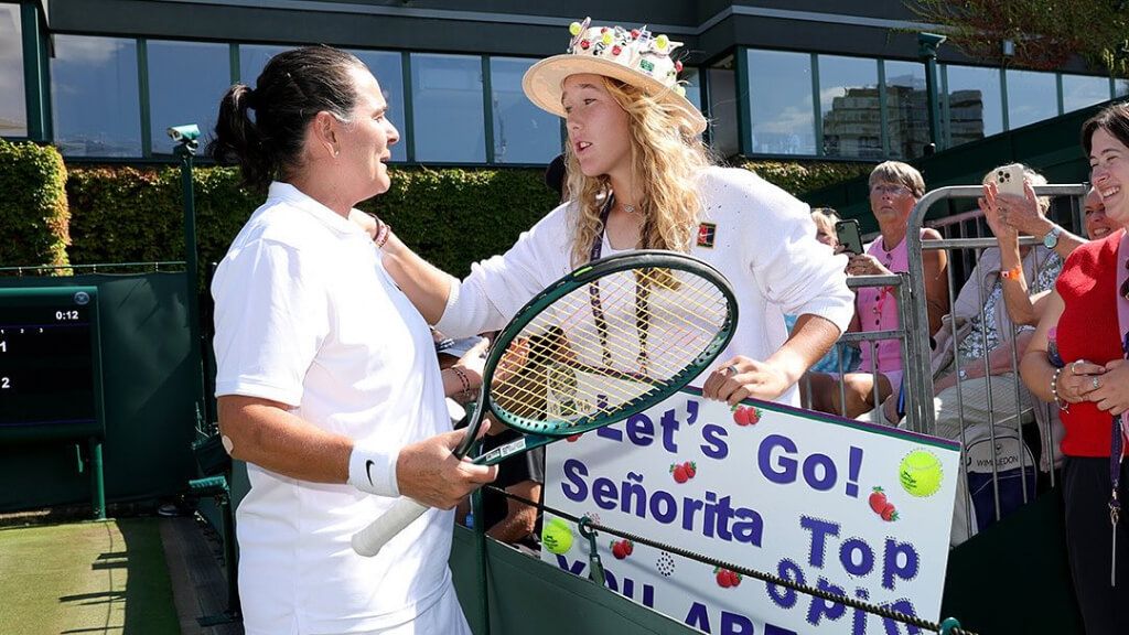 Andreeva animando a Conchita Martínez (@tennischannel)