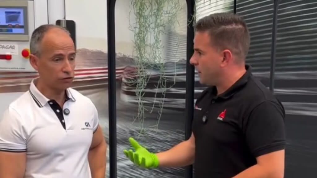  Ángel Gaitán, junto a uno de os desarrolladores del sistema (captura: Ángel Gaitan Insta).