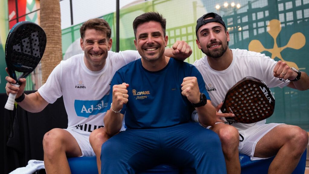  Alex Ruiz y Alex Chozas con su entrenador (@alexchozas1)