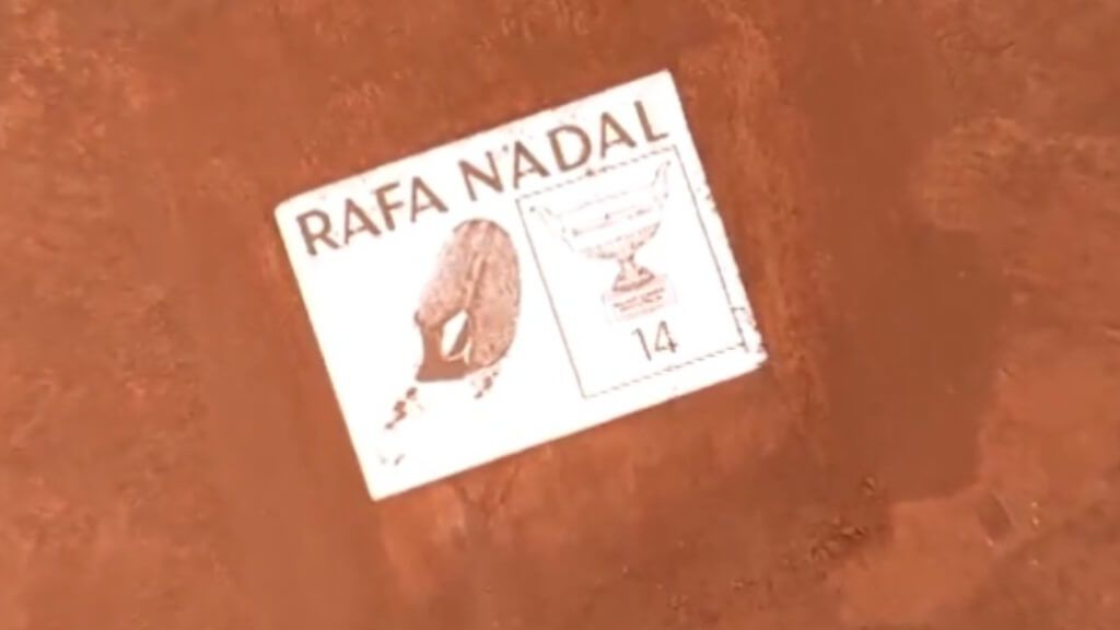 La placa que quedará en la pista principal de Roland Garros con la huella de Rafa Nadal