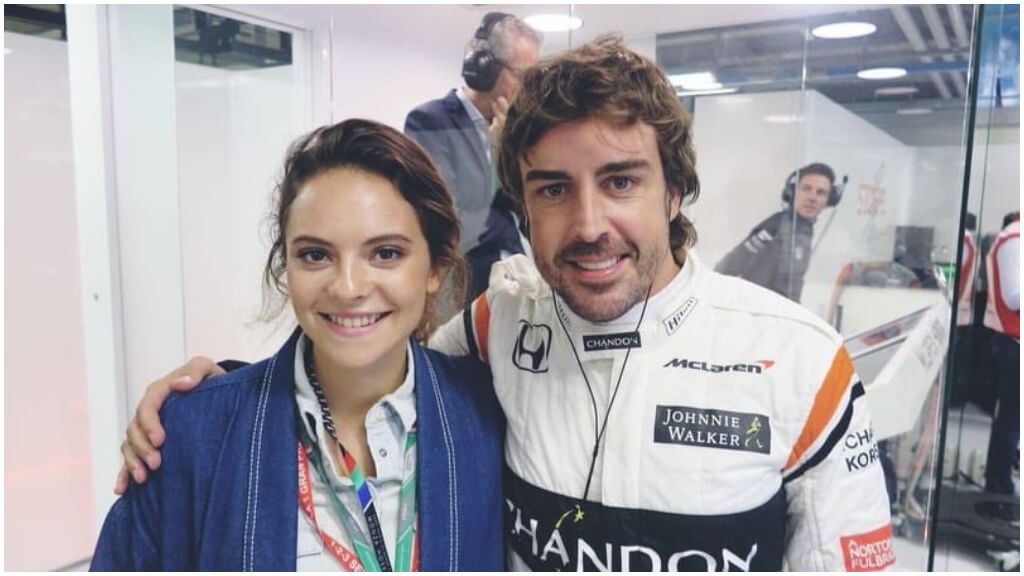 Francesca Michielin junto a Fernando Alonso.