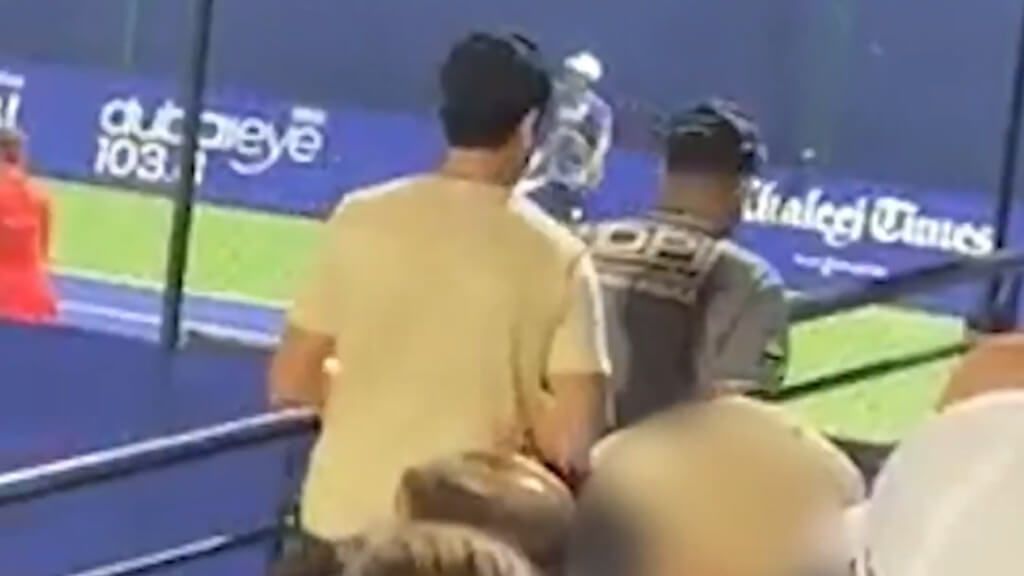  El acosador de Emma Raducanu siendo expulsado (@SunSport)