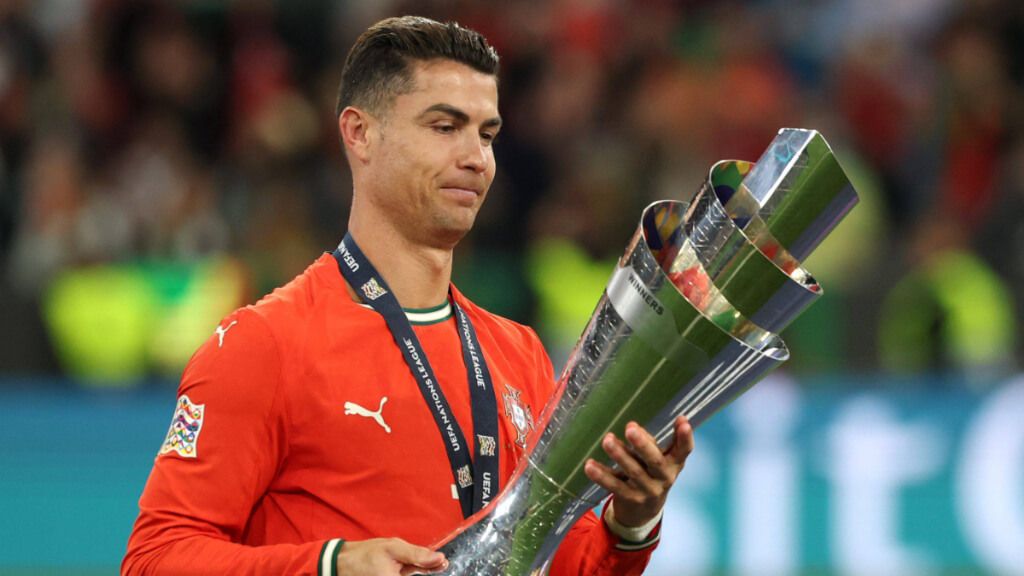  Cristiano Ronaldo observa el título de Nations League conseguido en el Portugal-España (foto: Cor