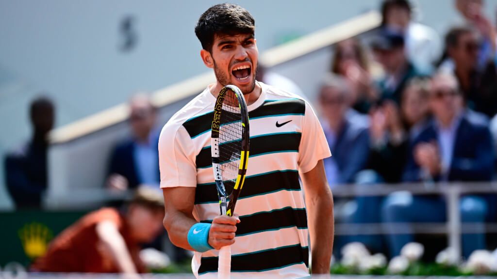 Carlos Alcaraz, durante su partido ante Jannik Sinner en el Roland Garros (foto: Cordon Press).