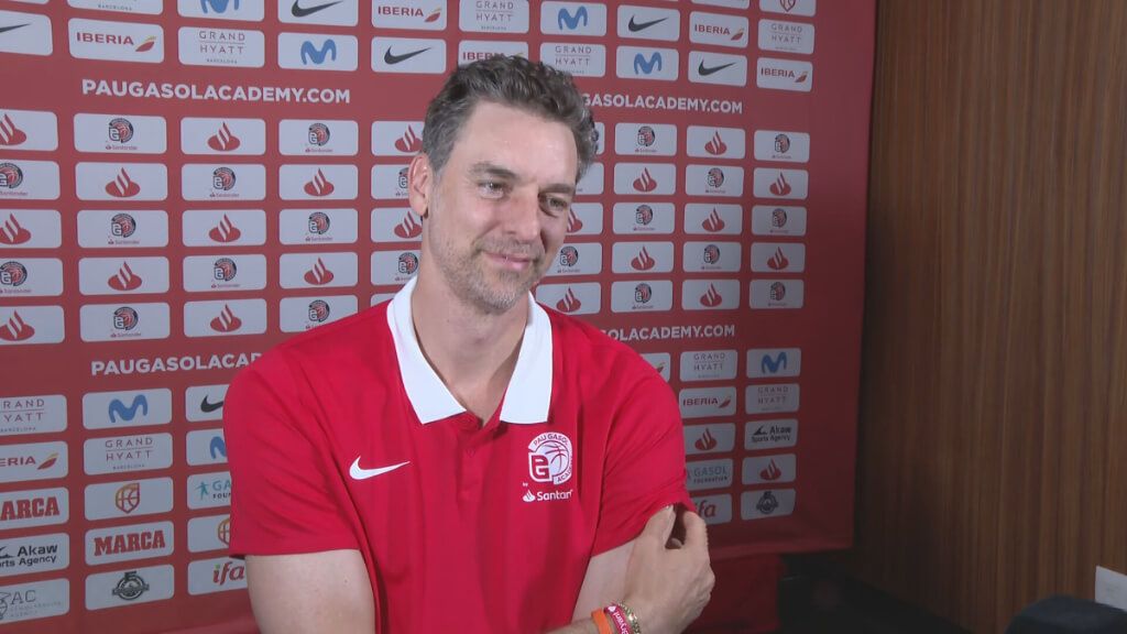  Pau Gasol atiende a ElDesmarque