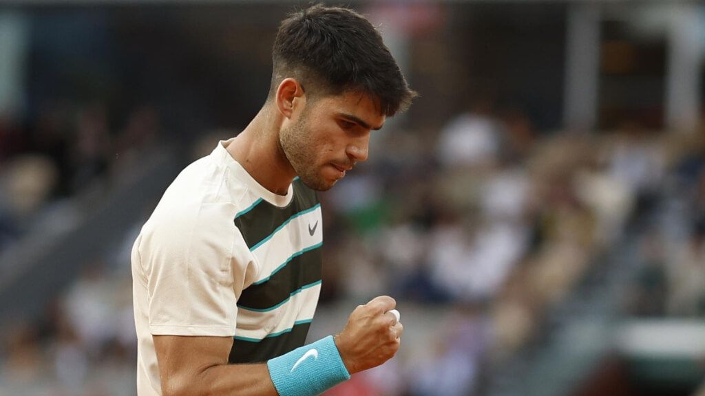  Carlos Alcaraz comenzó de la mejor manera en su partido de Roland Garros (foto: EFE).