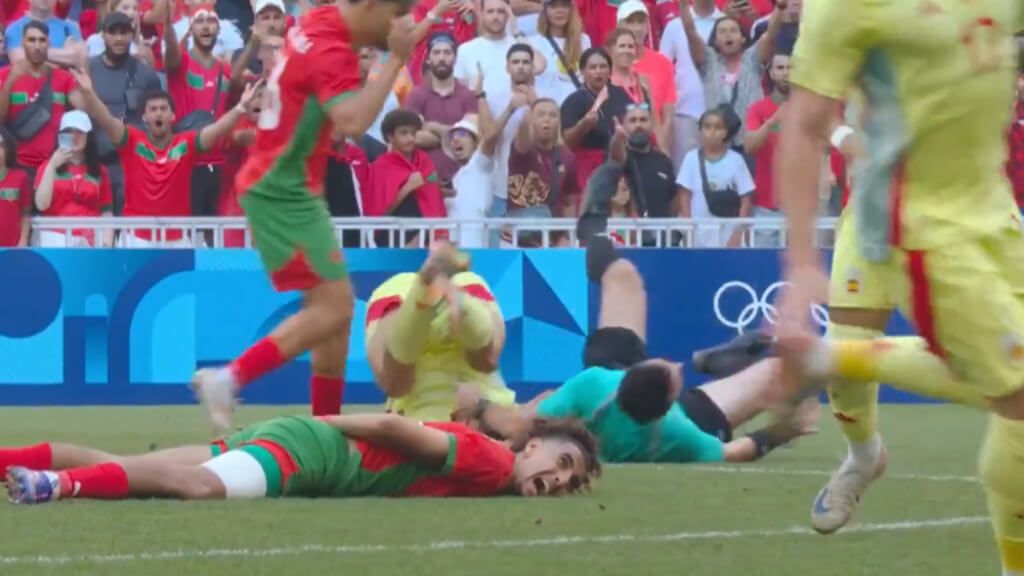  El árbitro del España - Marruecos, lesionado tras ser derribado por Marc Pubill (Fuente: Eurospor