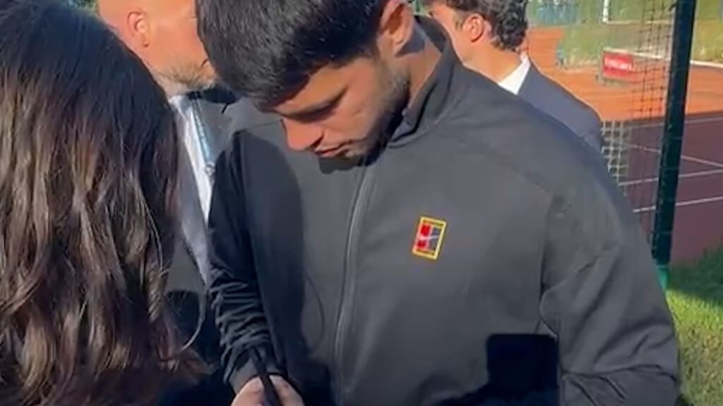 El detalle de Carlos Alcaraz con una aficionada tras caer en el Godó