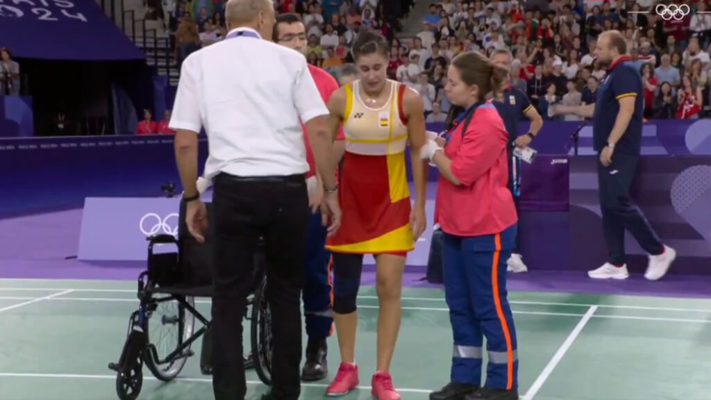  Carolina Marín, rechazando la silla de ruedas después de lesionarse en los JJOO de París 2024 (E