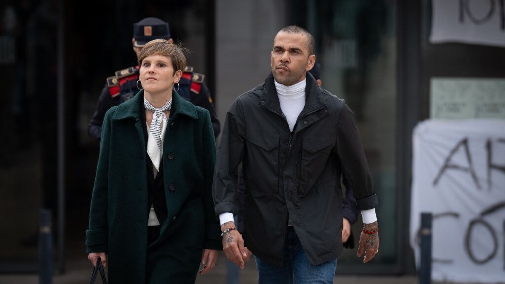  Dani Alves saliendo de prisión junto a Inés Guardiola