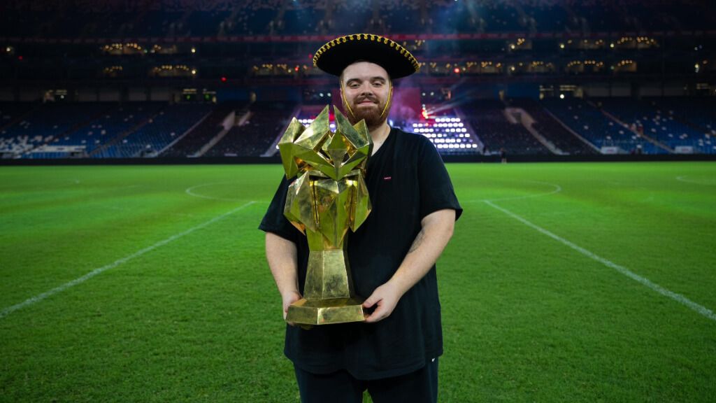 Ibai Llanos, con el trofeo de Campeón del Mundo de Kings League (@IbaiLlanos)