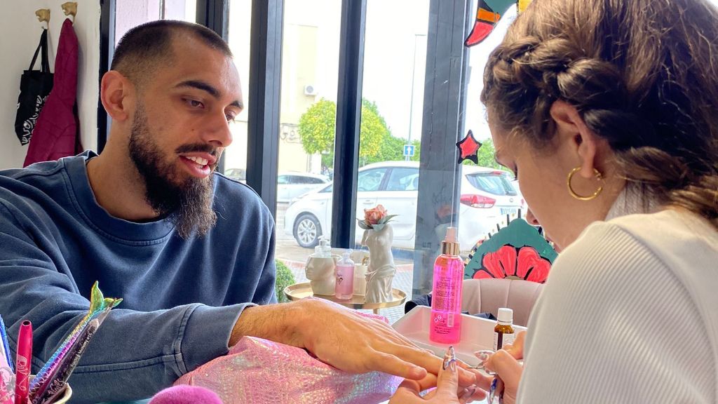 Borja Iglesias, pintándose las uñas. (Redes Sociales)