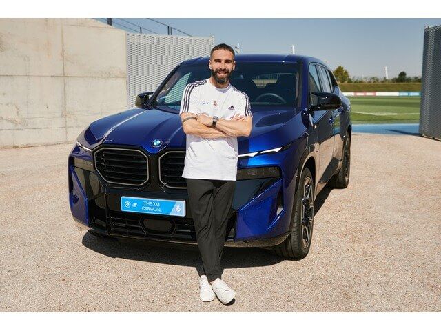  Dani Carvajal posa con uno de los modelos de BMW disponibles (BMW)