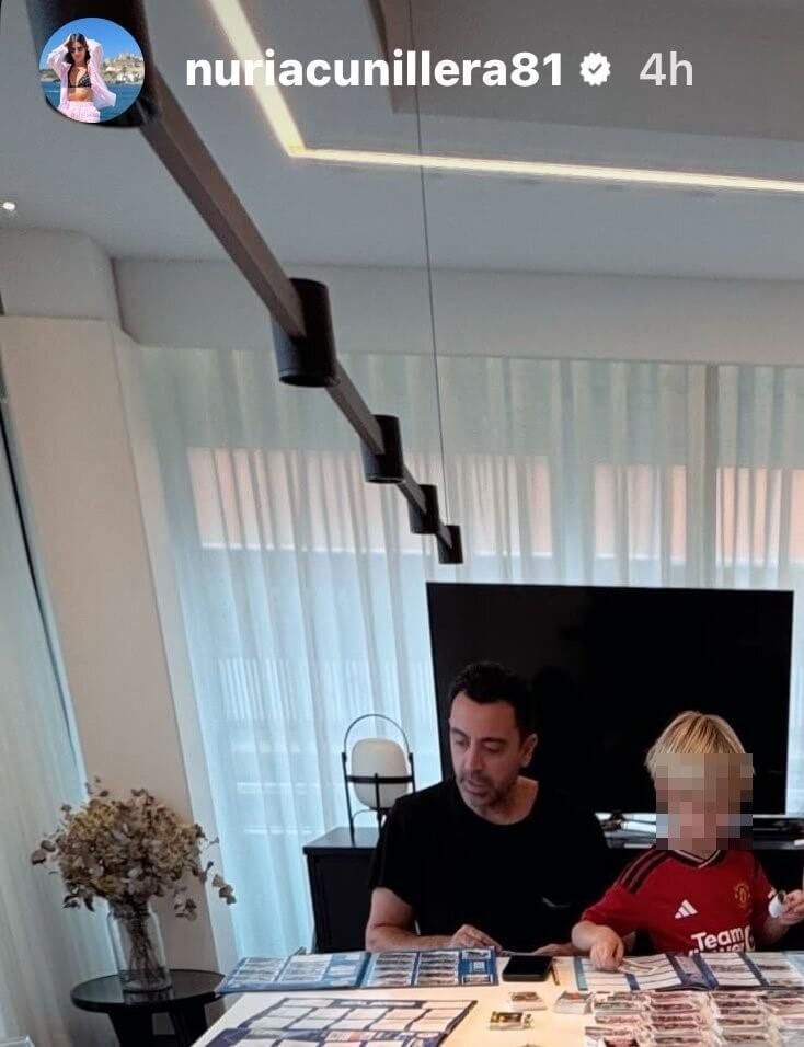 Foto de Xavi Hernández con uno de sus hijos con la camiseta del United.