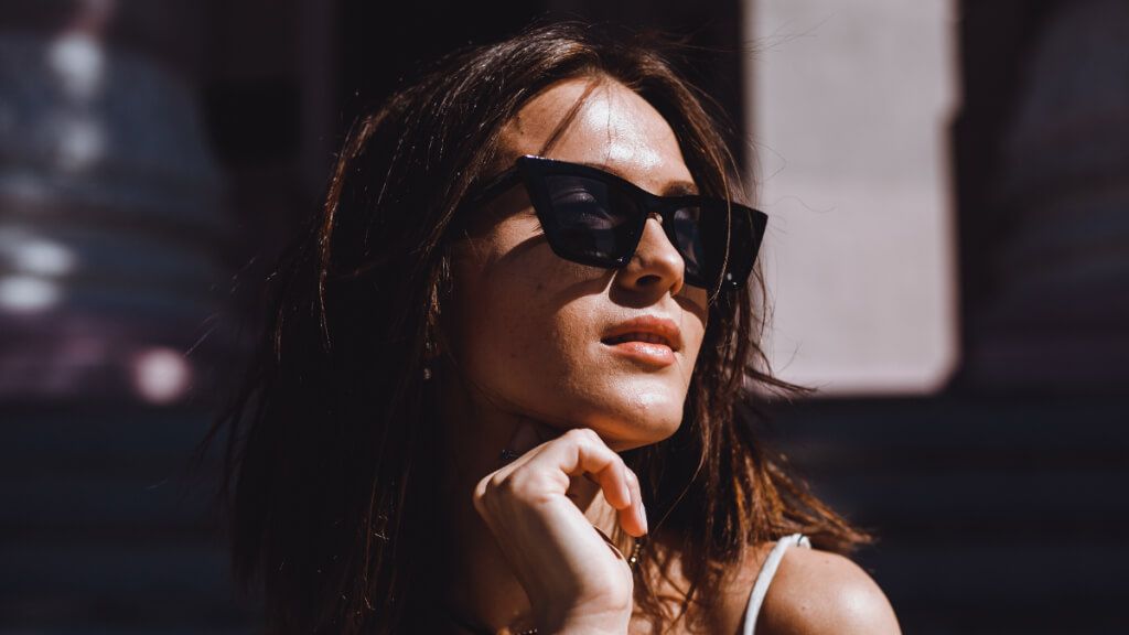  Mujer posando con gafas de sol