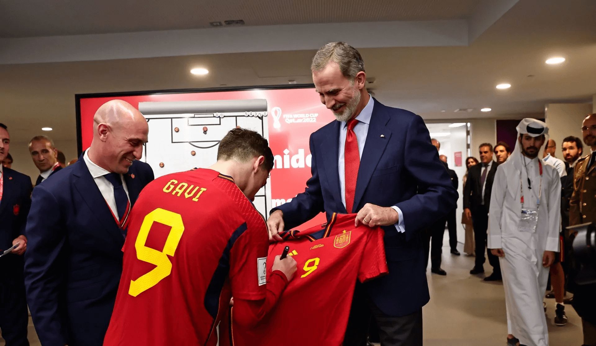  Gavi entregando una camiseta de España a Felipe VI