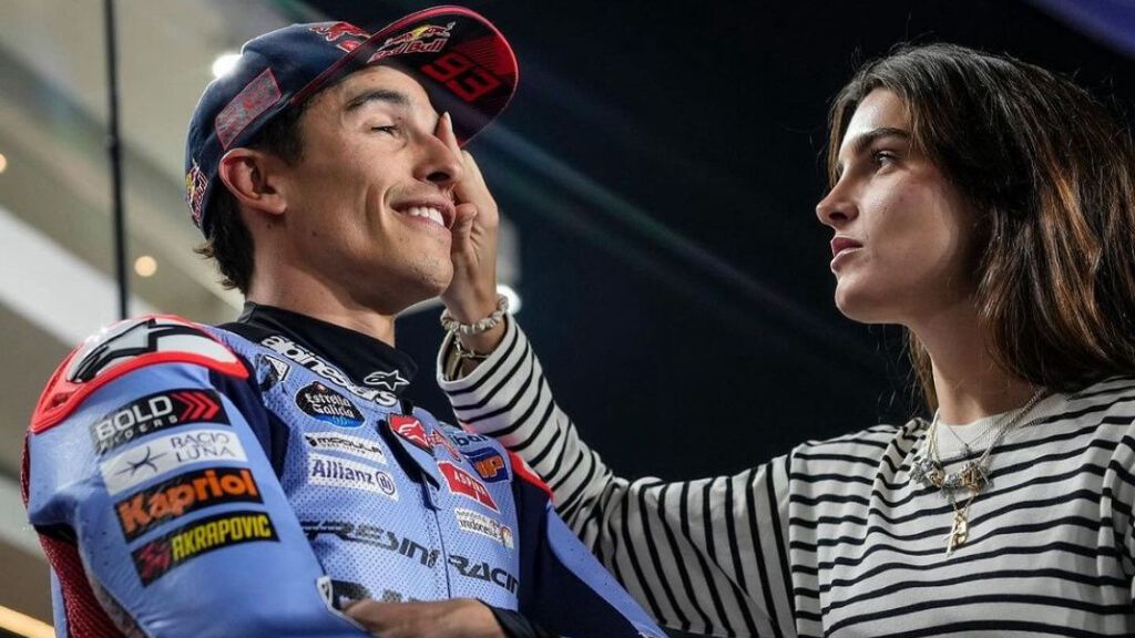  Gemma Pinto 'retocando' a Marc Márquez