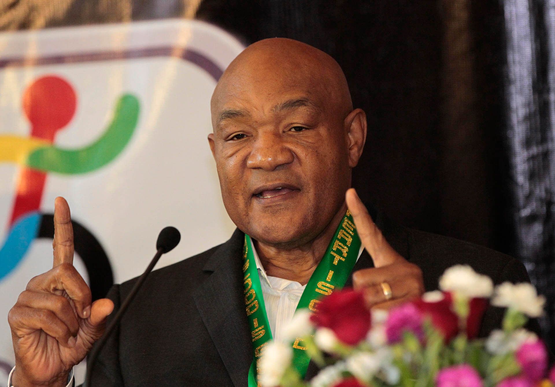 George Foreman atiende a los medios de comunicación.