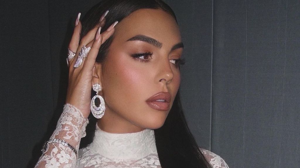  Georgina Rodríguez posando con sus joyas (@georginagio)