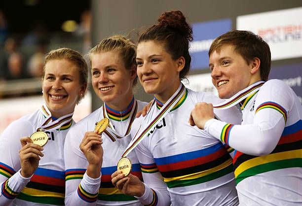  Kelly Catlin a la derecha, junto con sus compañeras de ciclismo con la medalla.