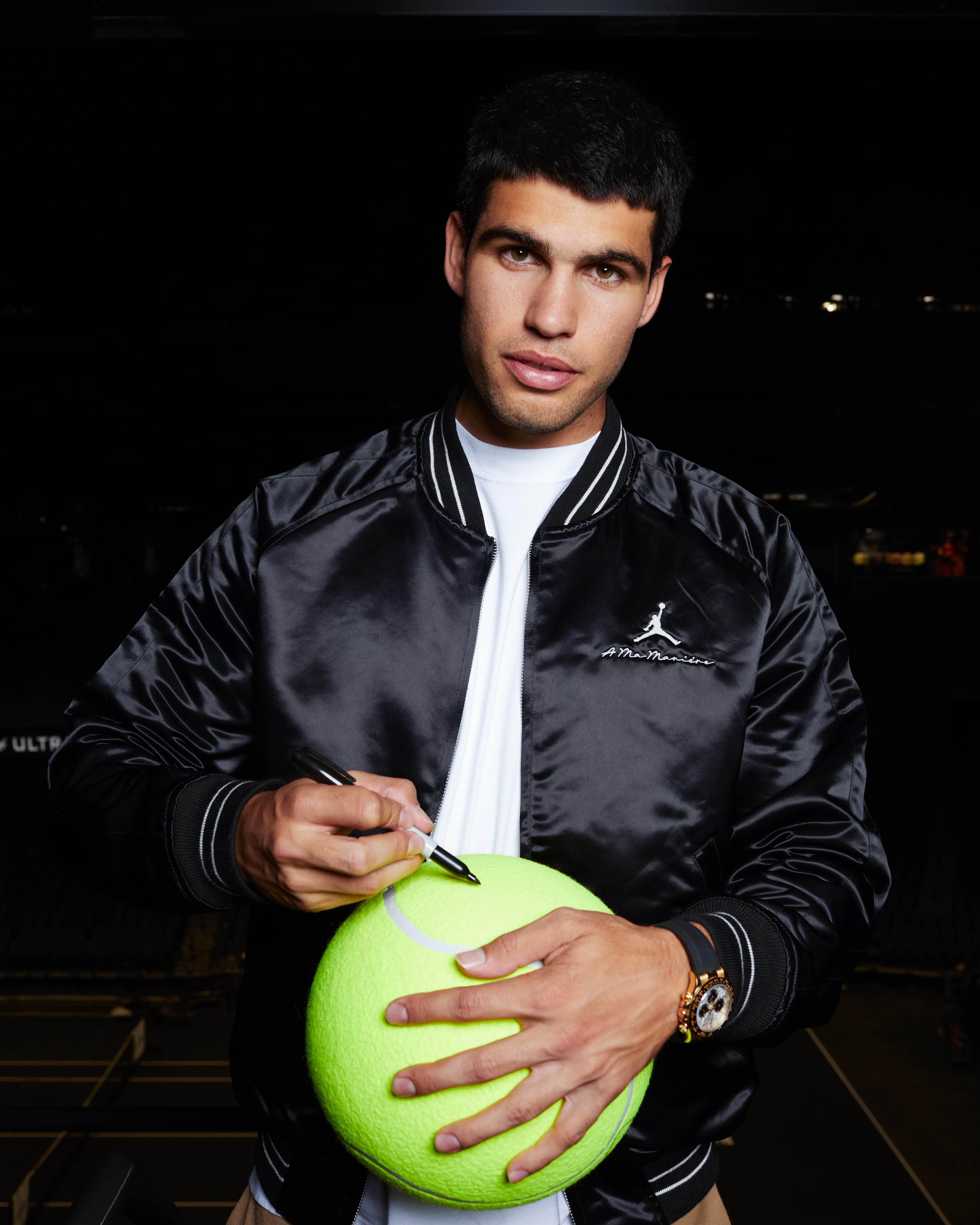  Carlos Alcaraz firma una pelota en la promoción de su docuserie con Netflix
