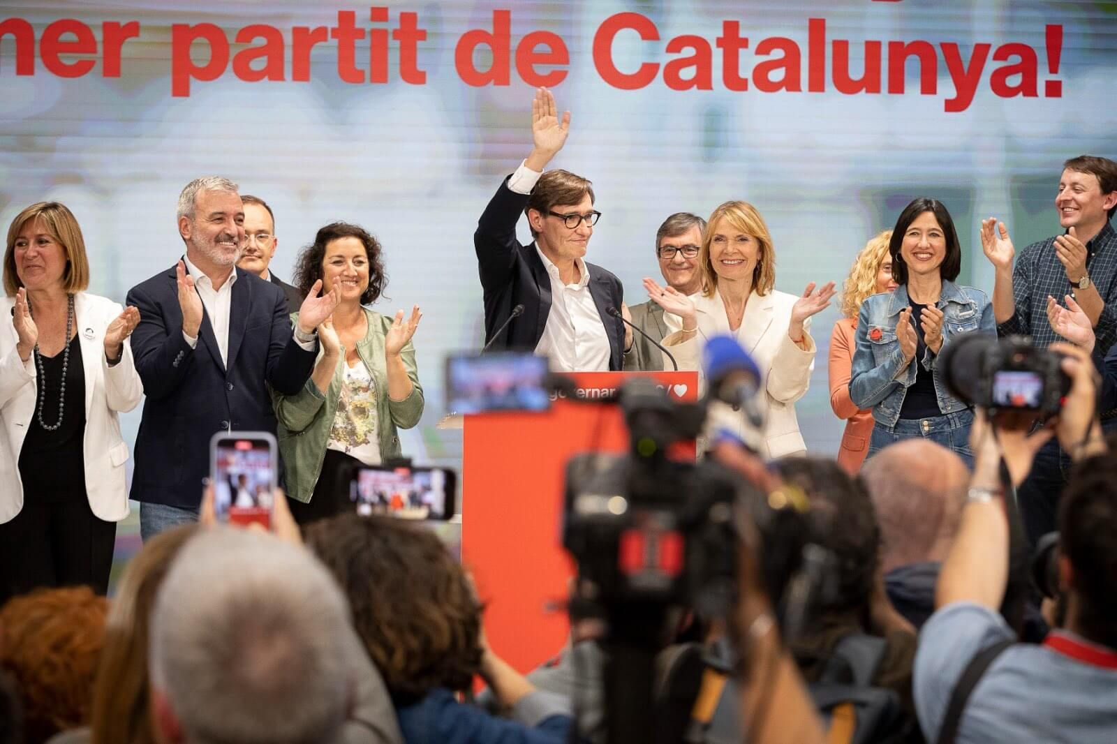  Salvador Illa celebrando la victoria en las elecciones de Cataluña