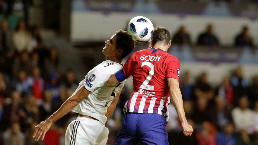 Varane y Godín saltan por un balón en la Supercup.