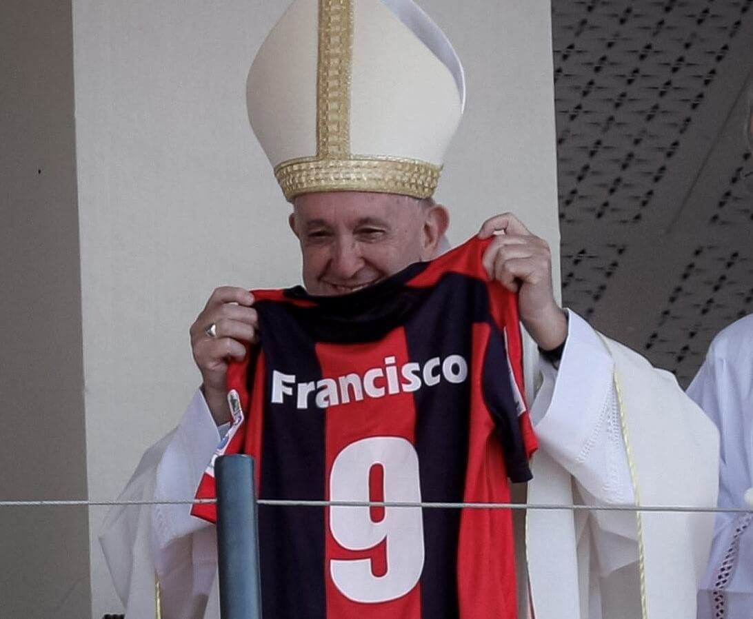  El Papa Francisco con una camiseta de San Lorenzo