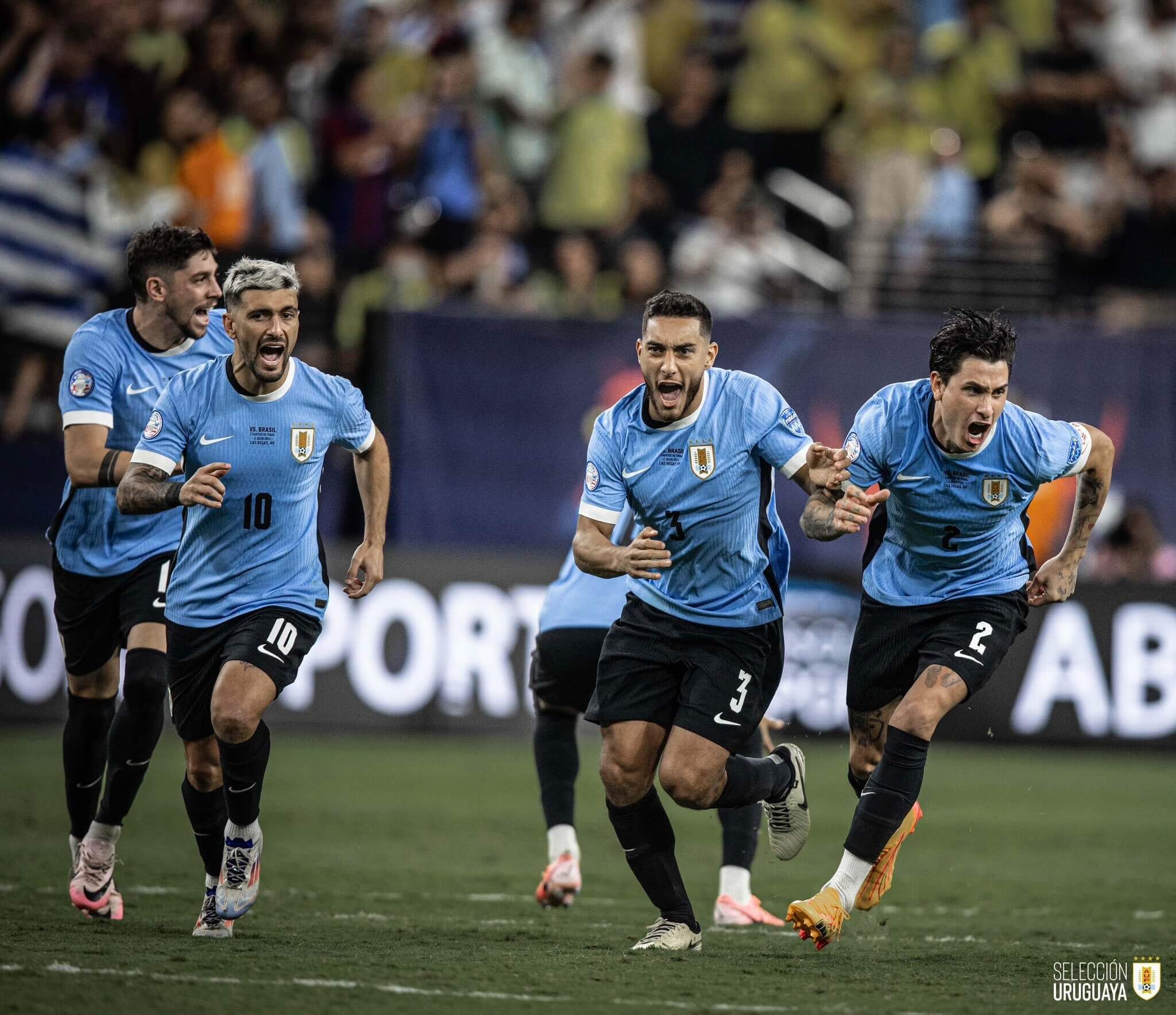  Los jugadores de Uruguay celebran la victoria ante Brasil