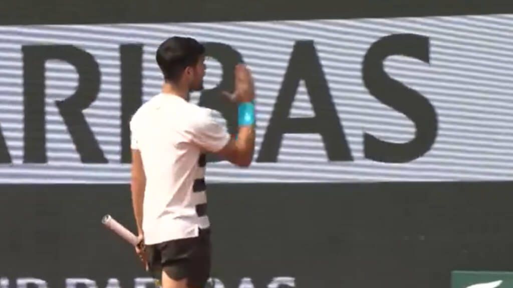 Carlos Alcaraz se dirige a su equipo (Eurosport)