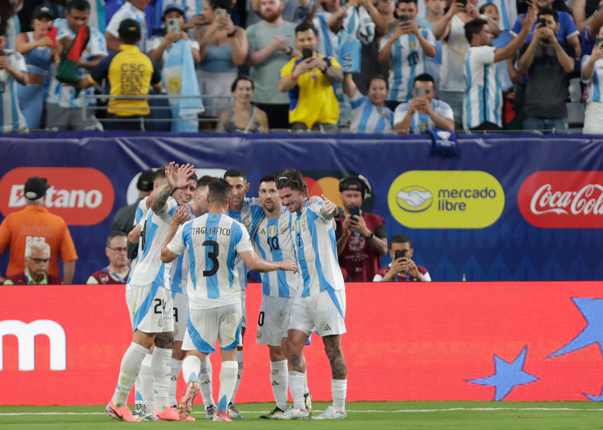 Los jugadores argentinos celebran un gol ante Canadá