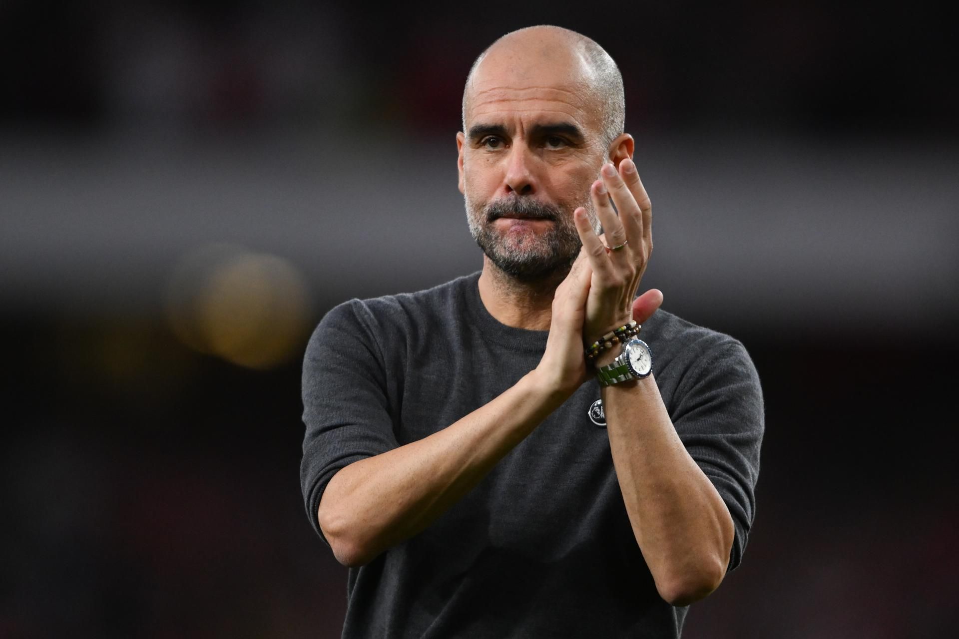 Guardiola aplaudiendo en un partido del Manchester City.