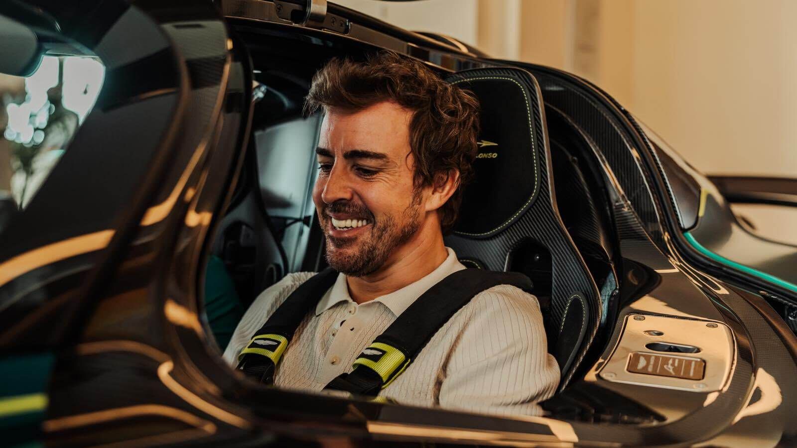 Fernando Alonso presume de su flamante Aston Martin Valkyrie