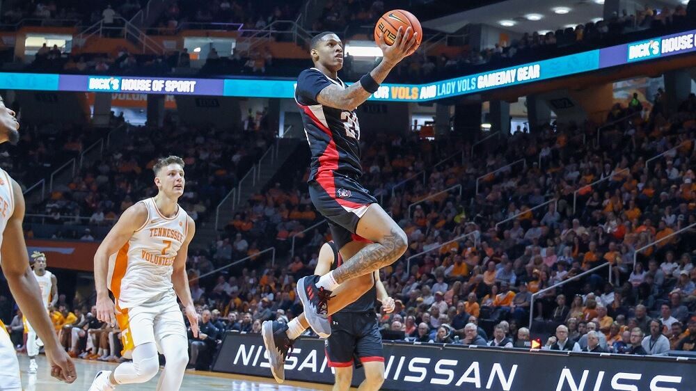  Hansen Emmanuel entra a canasta.