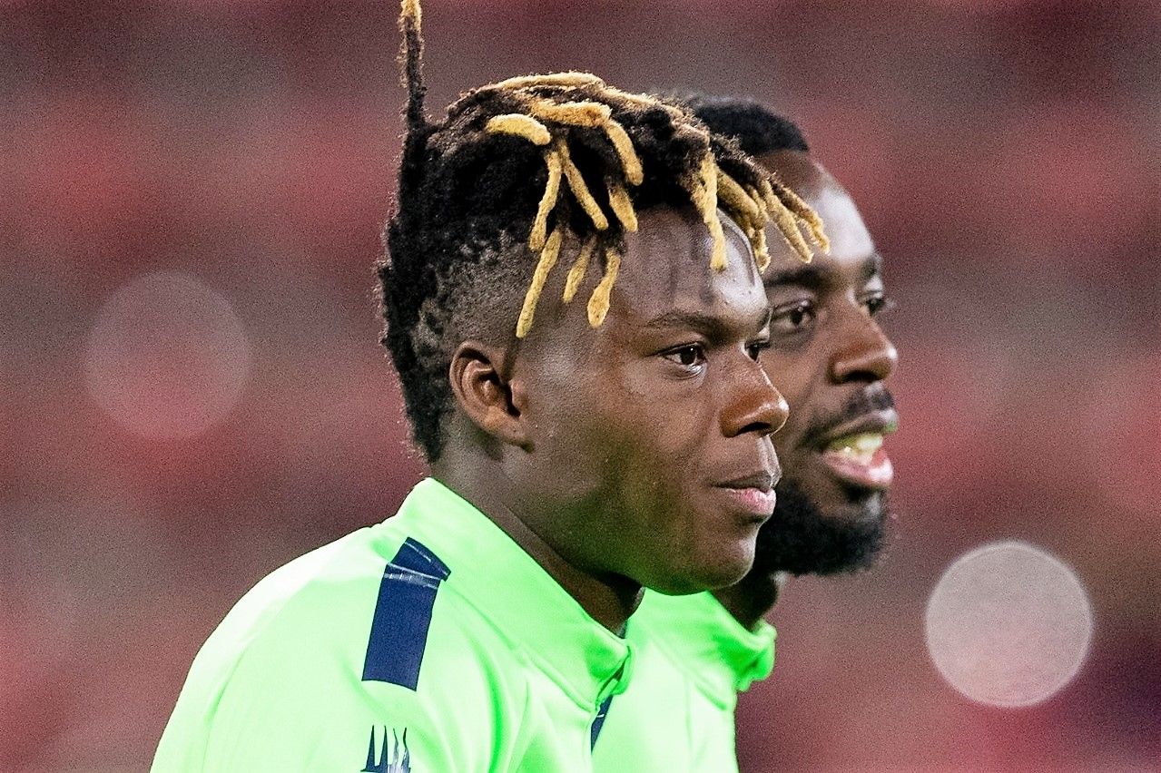  Los hermanos Nico e Iñaki Williams calientan en Girona.