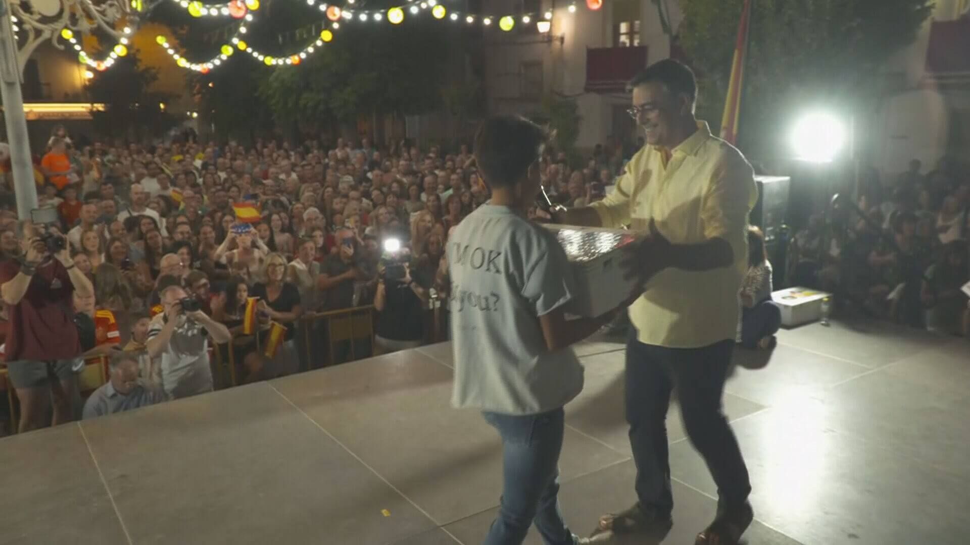  María Pérez recibiendo el cordero.