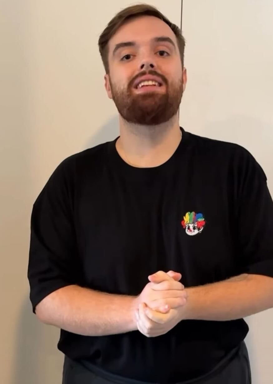  Ibai Llanos posa con la camiseta de Auronplay.