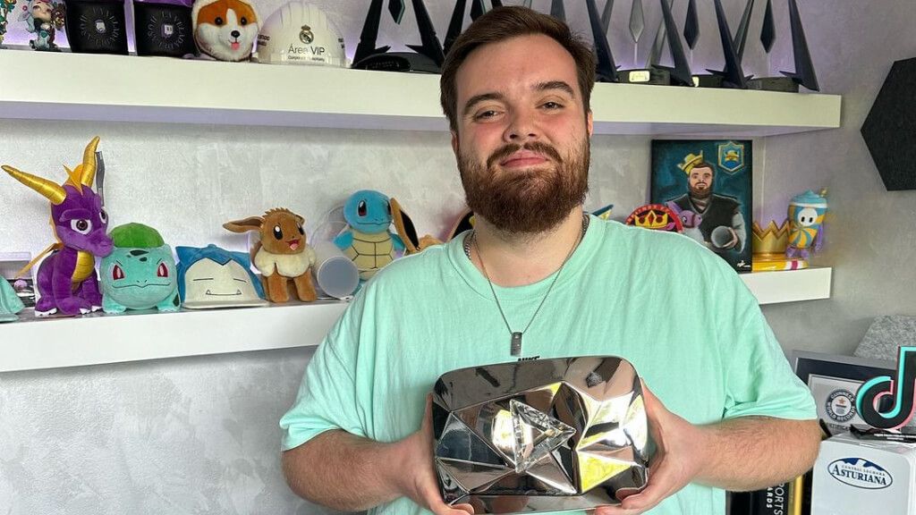 Ibai Llanos muestra en sus redes la placa de 10 millones de suscriptores en su cuenta de YouTube (@