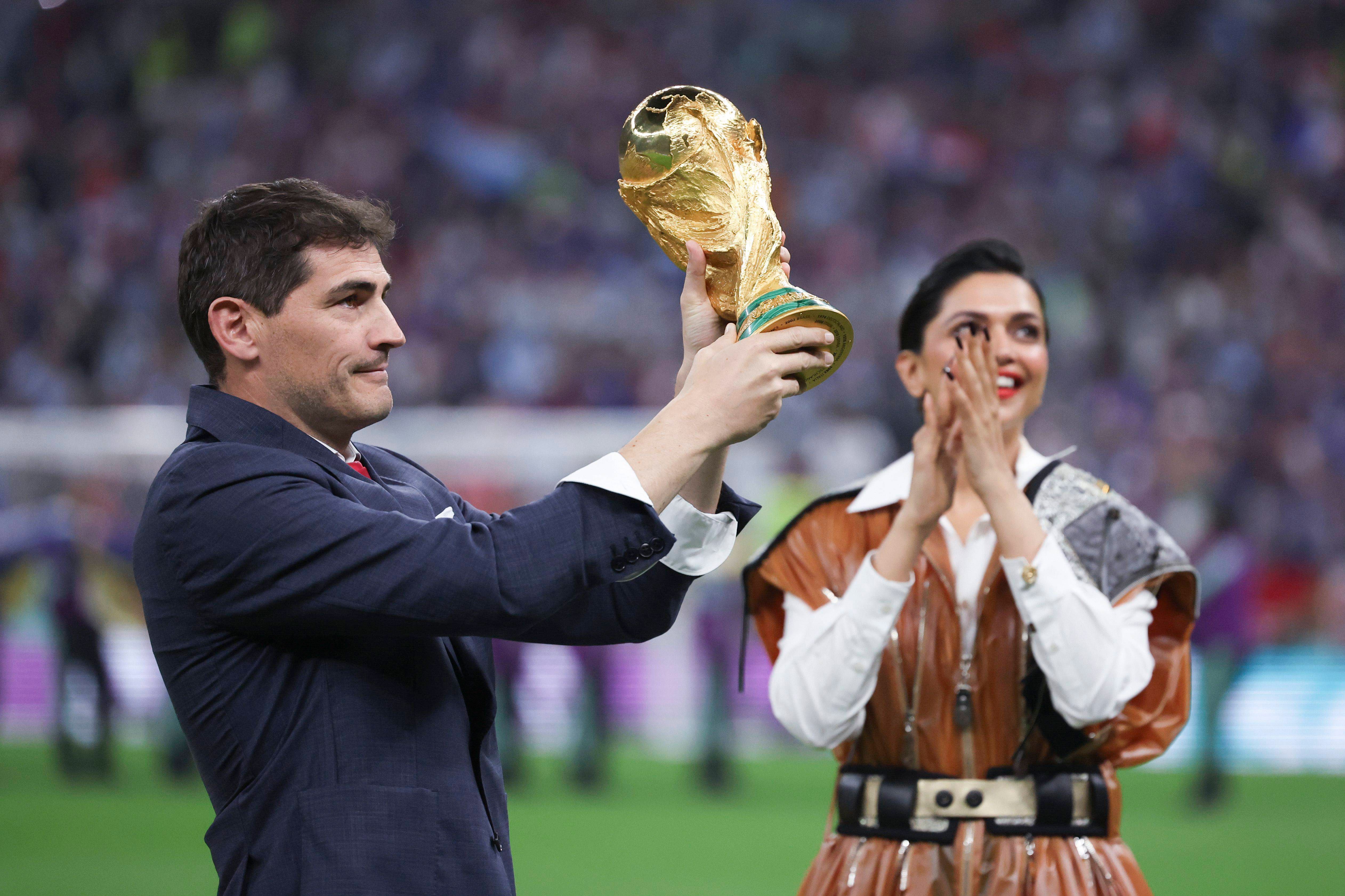  Iker Casillas ofrece la Copa del Mundo conseguida por España en 2010 (Cordon Press)