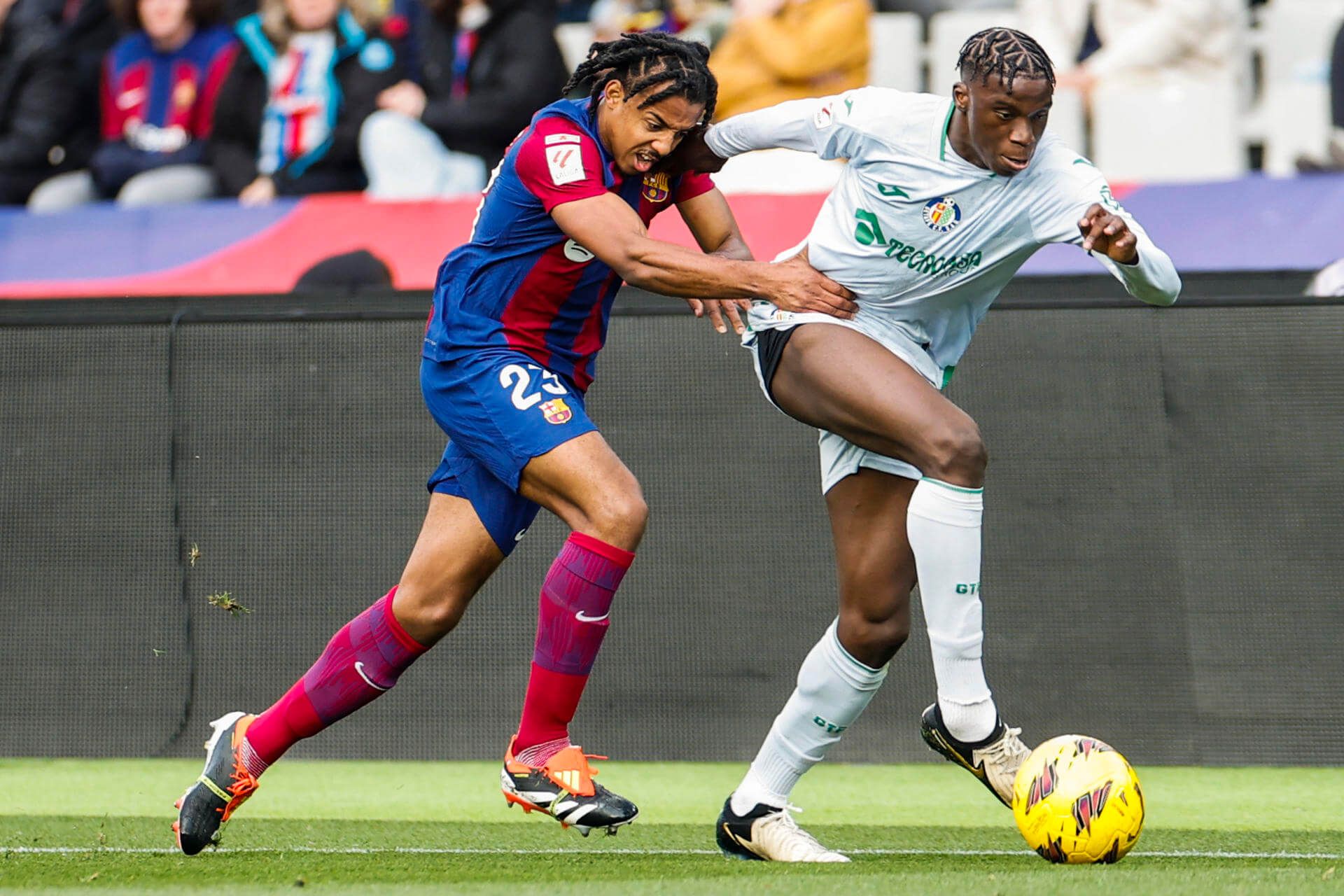  Ilaix Moriba y Koundé luchan un balón en el Barcelona-Getafe (FOTO: EFE).