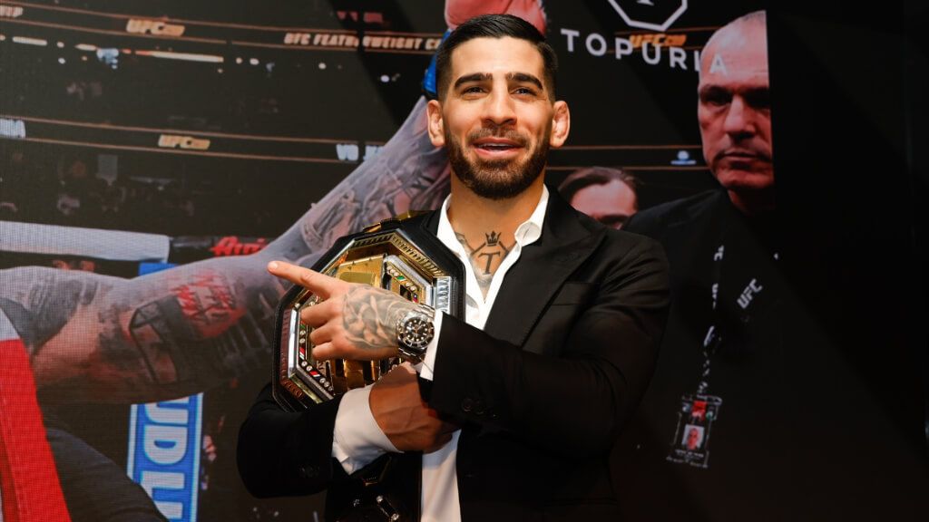 Ilia Topuria con el cinturón de campeón mundial de la UFC.