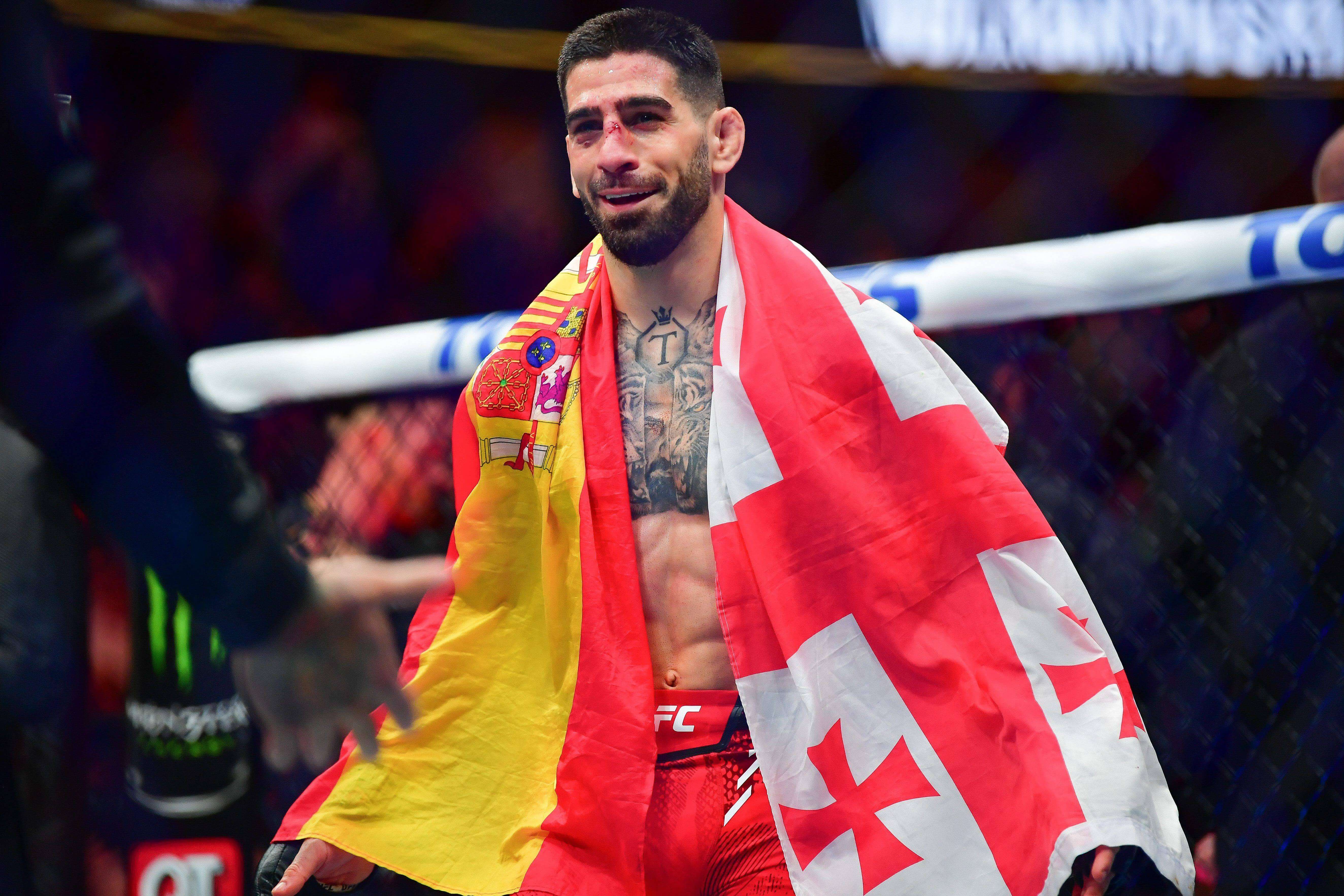 Ilia Topuria con las banderas de España y Georgia, tras proclamarse campeón (foto: Cordon Press).