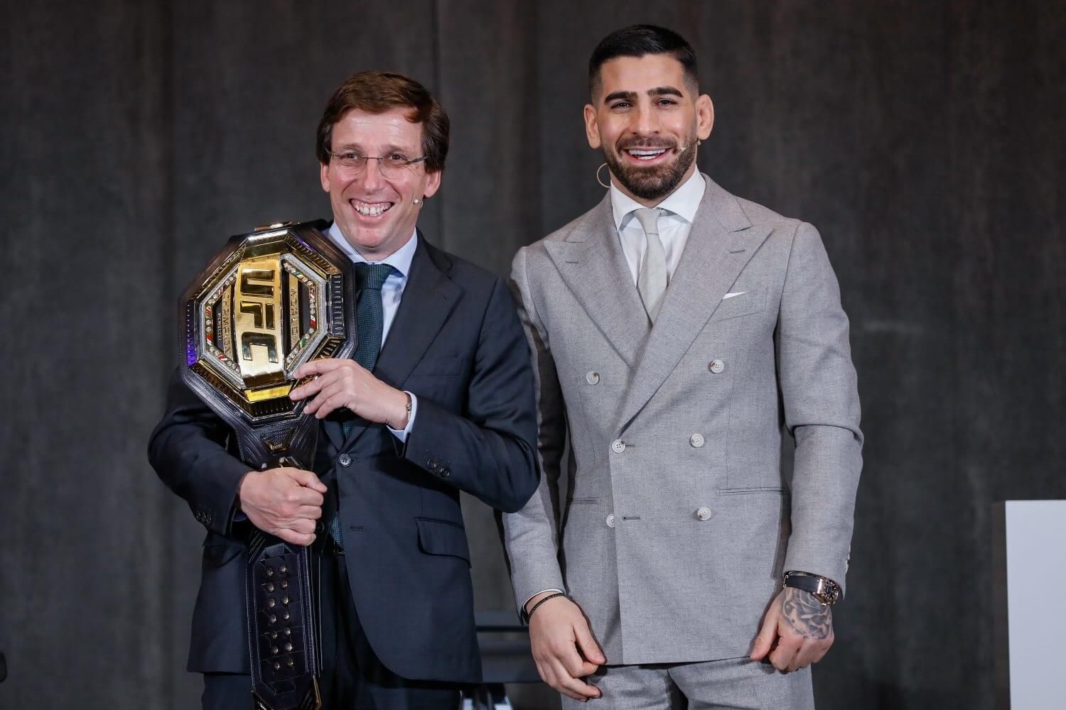  Ilia Topuria en su visita a José Luis Martínez Almeida.