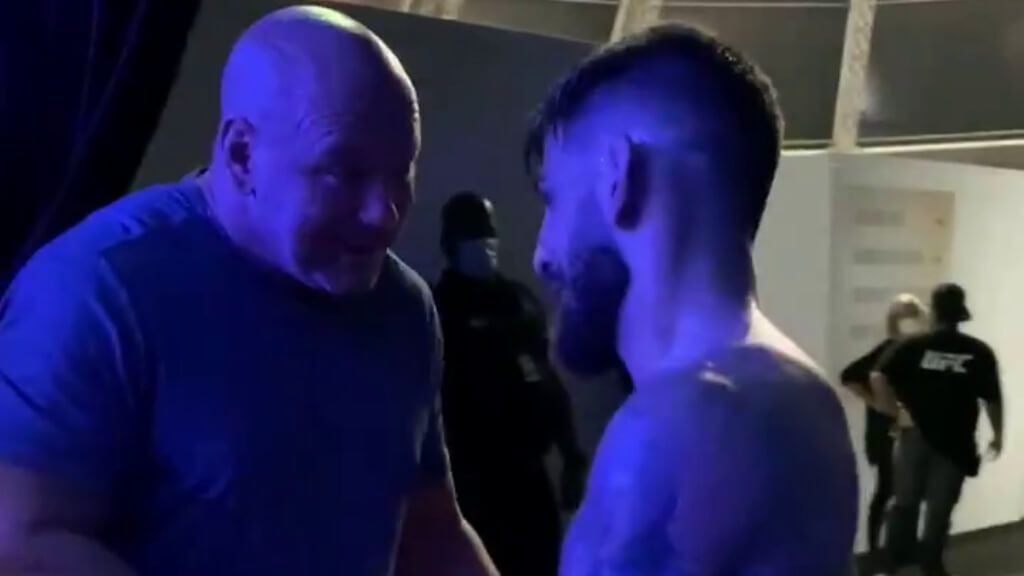 Ilia Topuria siendo felicitado por Dana White