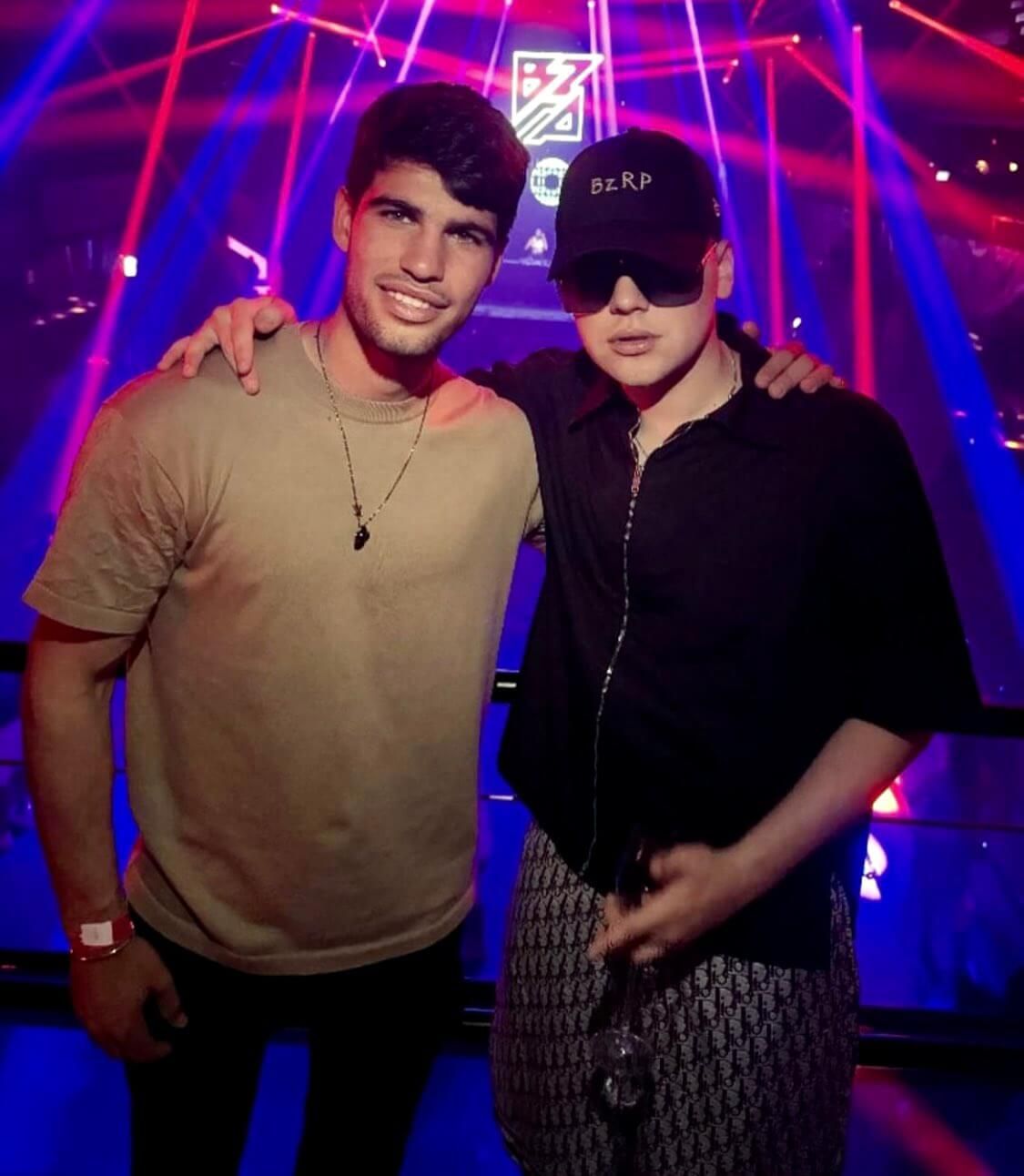  Carlos Alcaraz y Bizarrap disfrutando juntos en Ibiza